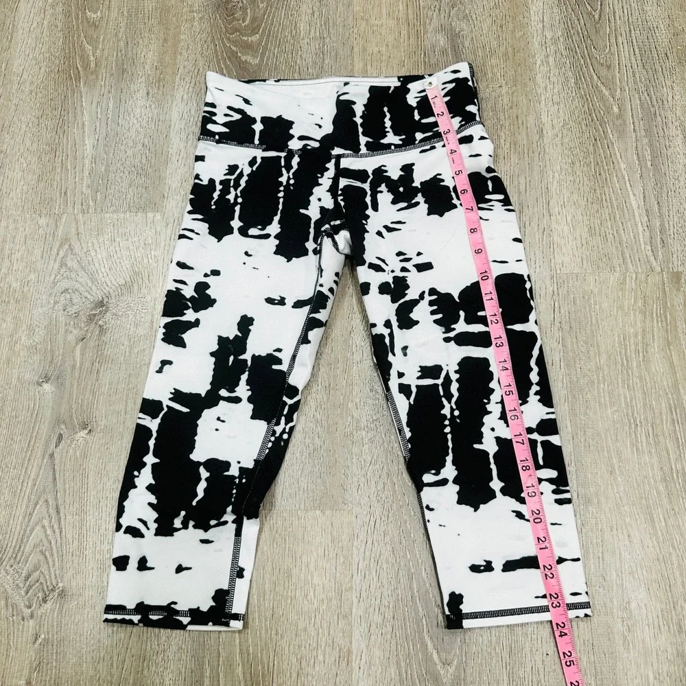 Alo Yoga Womens XS Black White Abstract Tie Dye‎ Cropped Active Capri Leggings